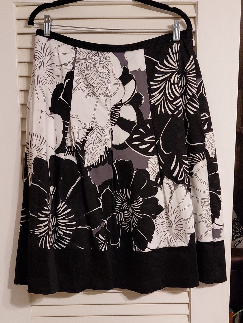 East 5th Size 14 Black, White, & Gray Floral A-Line Midi Skirt